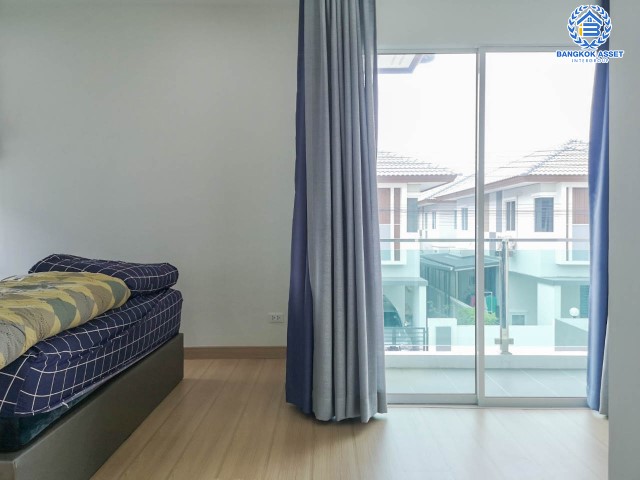 *****บ้านแฝดมือสองย่านปทุมธานี ม.บ้านฟ้าปิยรมย์ เทนโดร เนื้อที่กว้าง 38.10 ตร.ว. ฟังก์ชัน 3 ห้องนอน 3 ห้องน้ำ ที่จอดรถ 2 คัน ฟรี! เครื่องปรับอากาศ 4 เครื่อง ภายในกว้างขวาง สภาพเหมือนใหม่ บนทำเลแห่งการเดินทาง ใกล้รถไฟฟ้าสายสีเขียว "สถานีคูคต" และจุดขึ้นมอเตอร์เวย์